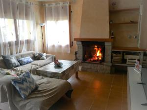 A seating area at Casa Bellavista con piscina en Caldes Costa Brava