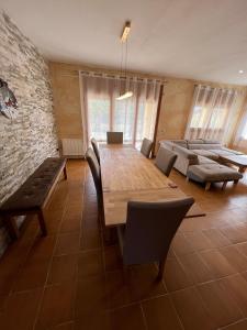 A seating area at Casa Bellavista con piscina en Caldes Costa Brava Még 37 kép