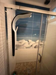 A bathroom at Casa Bellavista con piscina en Caldes Costa Brava