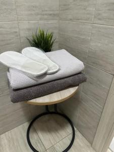 アルマトイにあるЖК Молодежныйのバスルームにあるタオルが置かれたテーブル
