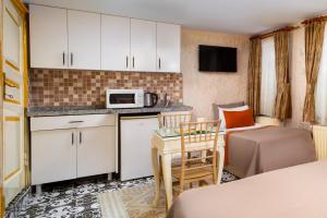 Kuchyň nebo kuchyňský kout v ubytování Alhambra Apart Hotel