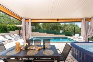 Bazén v ubytovaní Holiday home in Buroli - Istrien 41753 alebo v jeho blízkosti