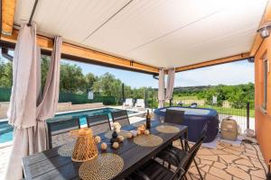 Bazén v ubytovaní Holiday home in Buroli - Istrien 41753 alebo v jeho blízkosti