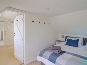 Postel nebo postele na pokoji v ubytování Tithe Barn Cottage