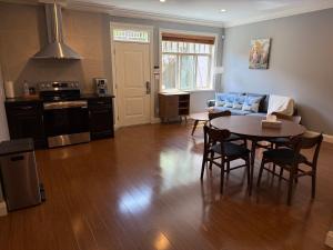 Kuhinja oz. manjša kuhinja v nastanitvi Peaceful & Cozy Home with 3 rooms, 2 SHARED Bathrooms and SHARED Common Space