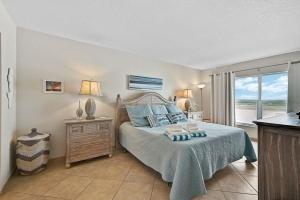 Siesta KeyにあるCondo 206の海の見えるベッドのある寝室