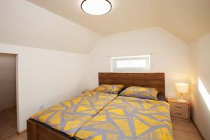 Ένα ή περισσότερα κρεβάτια σε δωμάτιο στο Apartmány SKÁLY