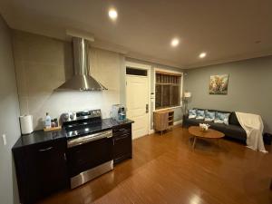 Kuhinja oz. manjša kuhinja v nastanitvi Peaceful & Cozy Home with 3 rooms, 2 SHARED Bathrooms and SHARED Common Space