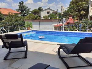 Bazén v ubytování Apartment in Malinska - Insel Krk 42222 nebo v jeho okolí