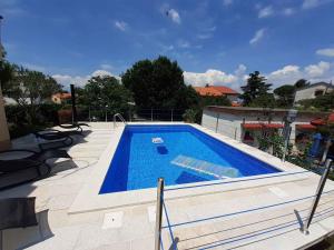 Bazén v ubytování Apartment in Malinska - Insel Krk 42222 nebo v jeho okolí