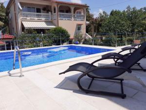 Bazén v ubytování Apartment in Malinska - Insel Krk 42222 nebo v jeho okolí