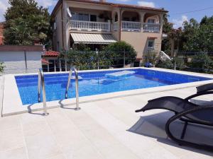 Bazén v ubytování Apartment in Malinska - Insel Krk 42222 nebo v jeho okolí
