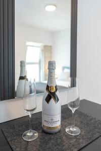una botella de champán y dos copas de vino en una barra en Andreis Luxury Retreat, en Trogir
