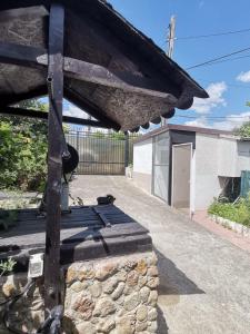 einer Holzkonstruktion vor einem Gebäude in der Unterkunft Căsuța din grădină in 2 Mai + 33 Fotos