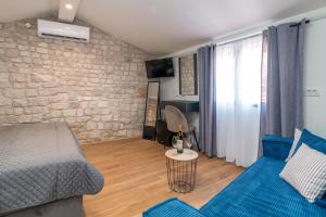 Un dormitorio con una cama y un sofá azul. en Andreis Luxury Retreat, en Trogir