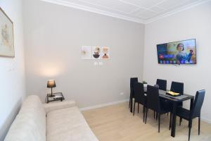 Un televizor și/sau centru de divertisment la San Giovanni Suite Rome