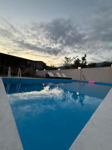 una piscina blu con il cielo sullo sfondo di Lagostar a Lagodekhi