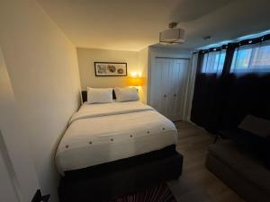 Giường trong phòng chung tại Cozy Apartment close to Moncton Airport