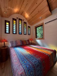 Umpqua's Last Resort - Wilderness Cabins, RV Park & Glamping客房内的一张或多张床位