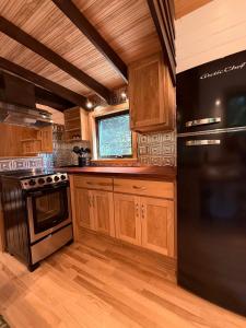 Umpqua's Last Resort - Wilderness Cabins, RV Park & Glamping的厨房或小厨房