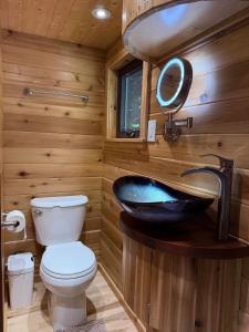 Umpqua's Last Resort - Wilderness Cabins, RV Park & Glamping的一间浴室