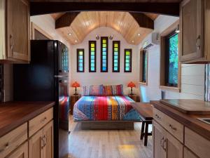 Umpqua's Last Resort - Wilderness Cabins, RV Park & Glamping客房内的一张或多张床位