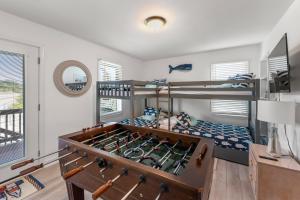 Un dormitorio con dos literas y un escritorio. en Freestyle Surf-Inn, en Nags Head