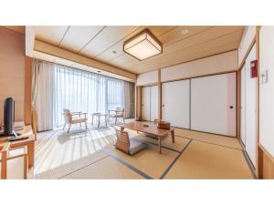 ShōbaraにあるOuka no sato La-Foret Shobara - Vacation STAY 50345vのテーブルとテレビのあるリビングルーム