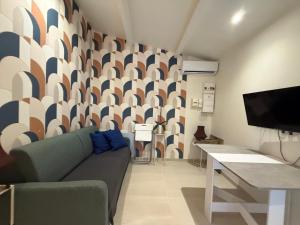 un soggiorno con un divano verde e una TV di Séjour idéal à Marseille - entre mer, soleil et confort a Marsiglia Altre 4 foto