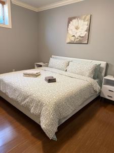 Postelja oz. postelje v sobi nastanitve Peaceful & Cozy Home with 3 rooms, 2 SHARED Bathrooms and SHARED Common Space