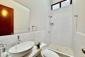 Un baño blanco con lavabo e inodoro. en Vive a 5min centro 2HAB con A/C Terraza y Parrilla, en Tarapoto 28 fotos más