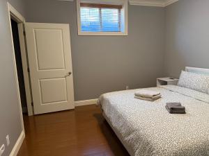 Postelja oz. postelje v sobi nastanitve Peaceful & Cozy Home with 3 rooms, 2 SHARED Bathrooms and SHARED Common Space