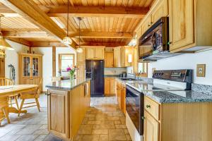 Η κουζίνα ή μικρή κουζίνα στο Boat Nearby Barters Island Home with Views