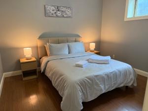 Postelja oz. postelje v sobi nastanitve Peaceful & Cozy Home with 3 rooms, 2 SHARED Bathrooms and SHARED Common Space