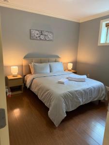 Postelja oz. postelje v sobi nastanitve Peaceful & Cozy Home with 3 rooms, 2 SHARED Bathrooms and SHARED Common Space