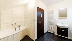 Ένα μπάνιο στο eFi Palace Hotel