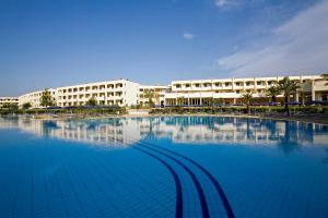 ein großer Pool vor einem großen Gebäude in der Unterkunft TH Marina di Pisticci - Ti Blu Village in Marina di Pisticci