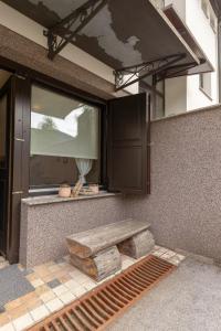 克拉尼斯卡戈拉Apartma Brlog Petra, Kranjska Gora的坐在建筑物边的长凳