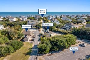 una vista aérea de un barrio con casas y el océano en Go With The Flow, en Corolla
