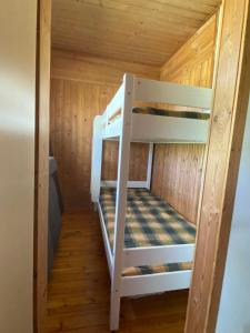 a bunk bed in a tiny house at Mansikkamökki 