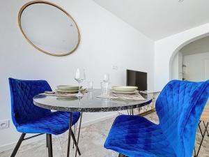 Televisyen dan/atau pusat hiburan di Le Jardin Central - Appartement en rez-de-chaussée +2 gambar