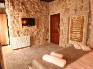 A bed or beds in a room at hotels crazy horse