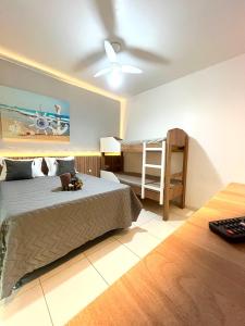 Giường trong phòng chung tại Suíte 32 linda e privativa em frente ao mar com frigobar, ar condicionado, banheiro