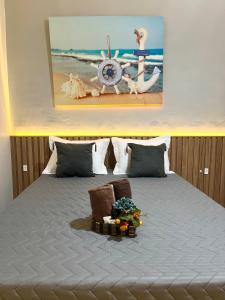 Giường trong phòng chung tại Suíte 32 linda e privativa em frente ao mar com frigobar, ar condicionado, banheiro