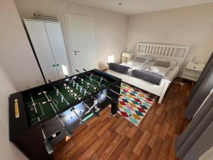 Postel nebo postele na pokoji v ubytování FeWo Domo46 mit Balkon, Waschmaschine & Smart TV