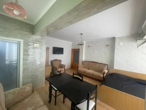 TV a/nebo společenská místnost v ubytování Apartamet pushimi Pogradec + 10 fotografií