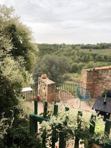 Una vista de un patio con una mesa y sillas. en Can Ollé, en Rubió