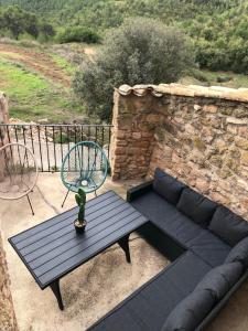 un sofá azul y una mesa en el patio en Can Ollé, en Rubió