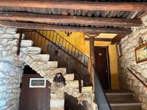una escalera en un edificio con una pared de piedra en Can Ollé, en Rubió