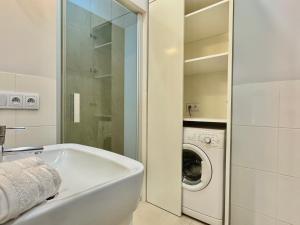 Ένα μπάνιο στο Goldis Centrum Apartments +44 φωτογραφίες